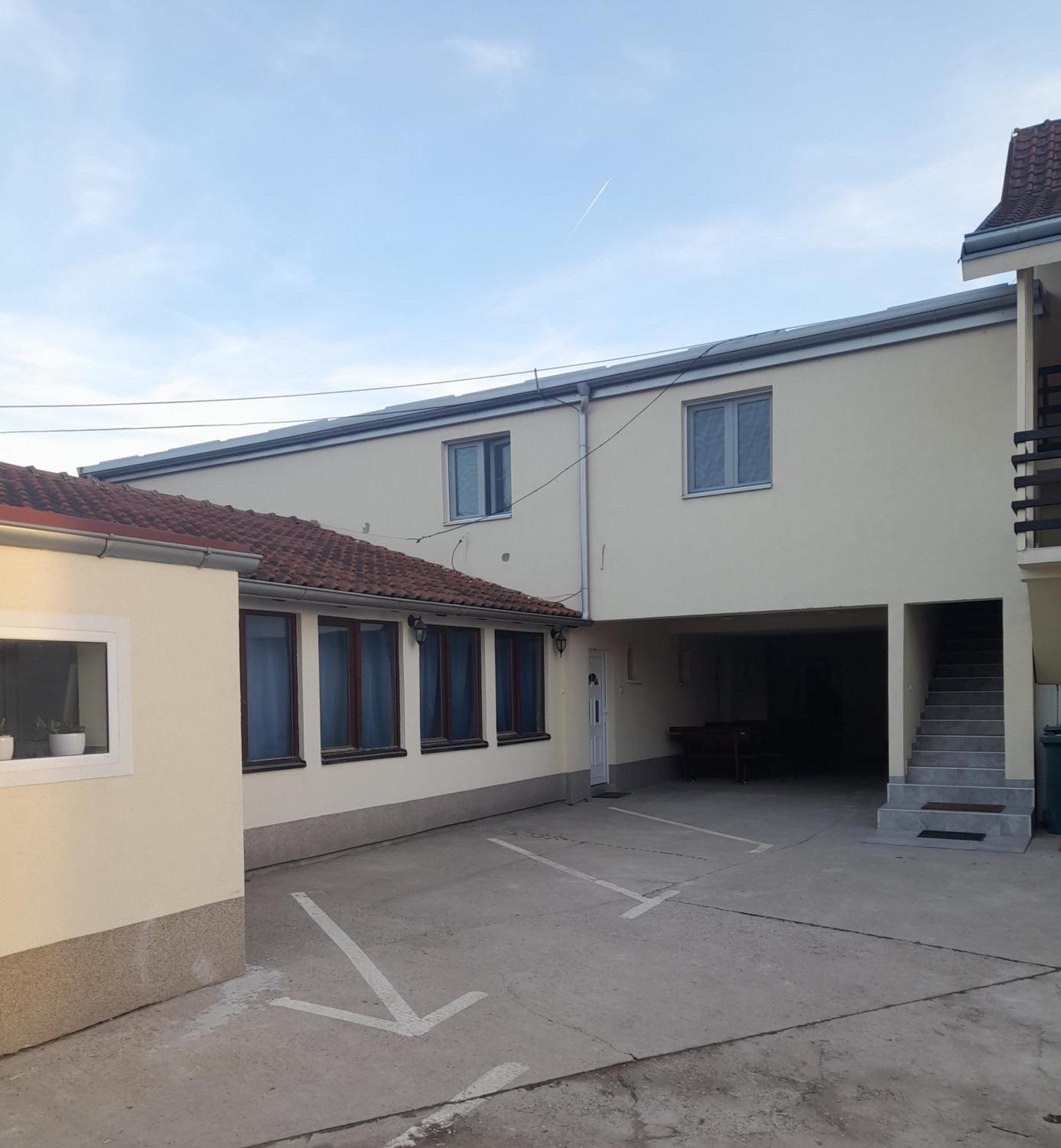 Libero Apartmani Surčin Exteriör bild