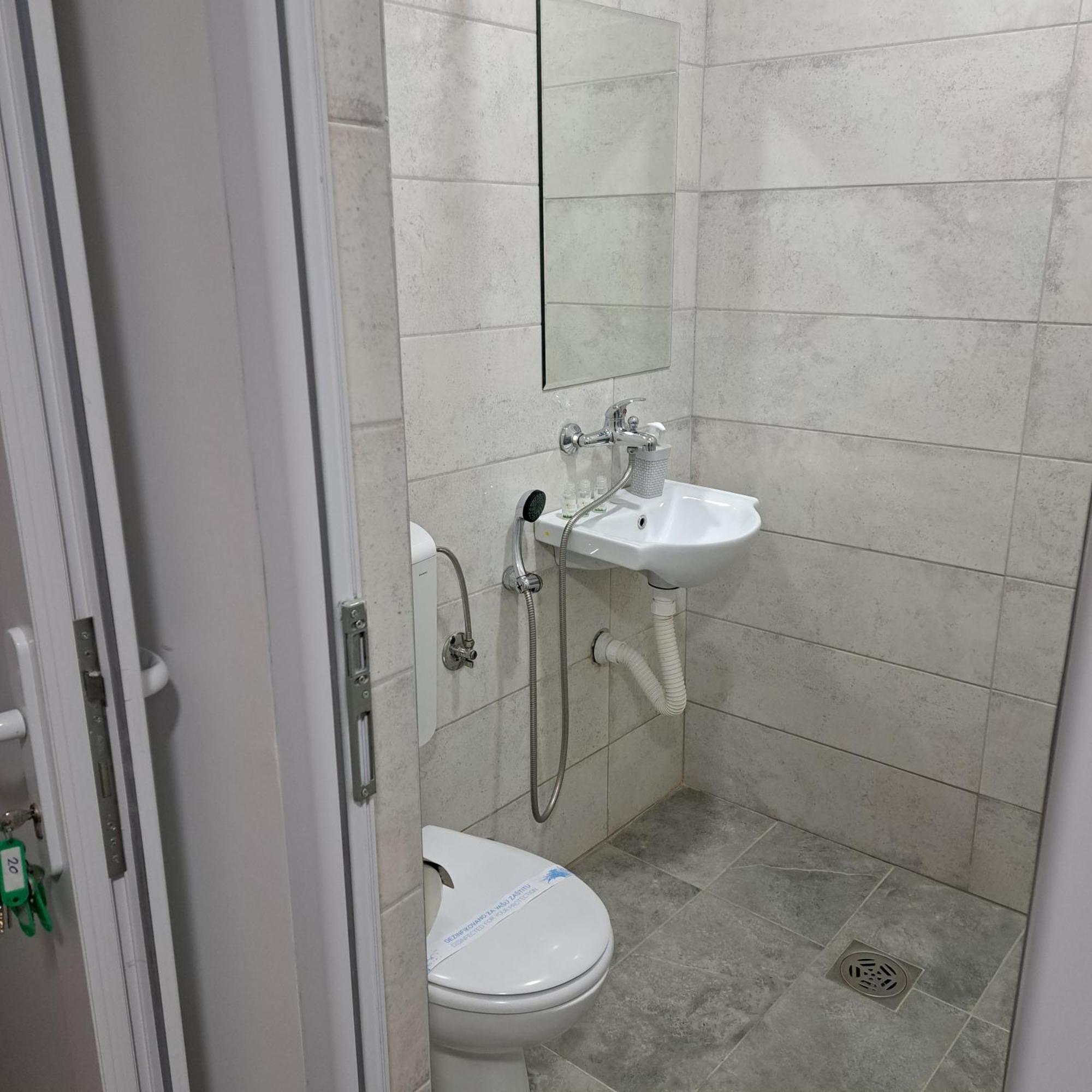 Libero Apartmani Surčin Exteriör bild