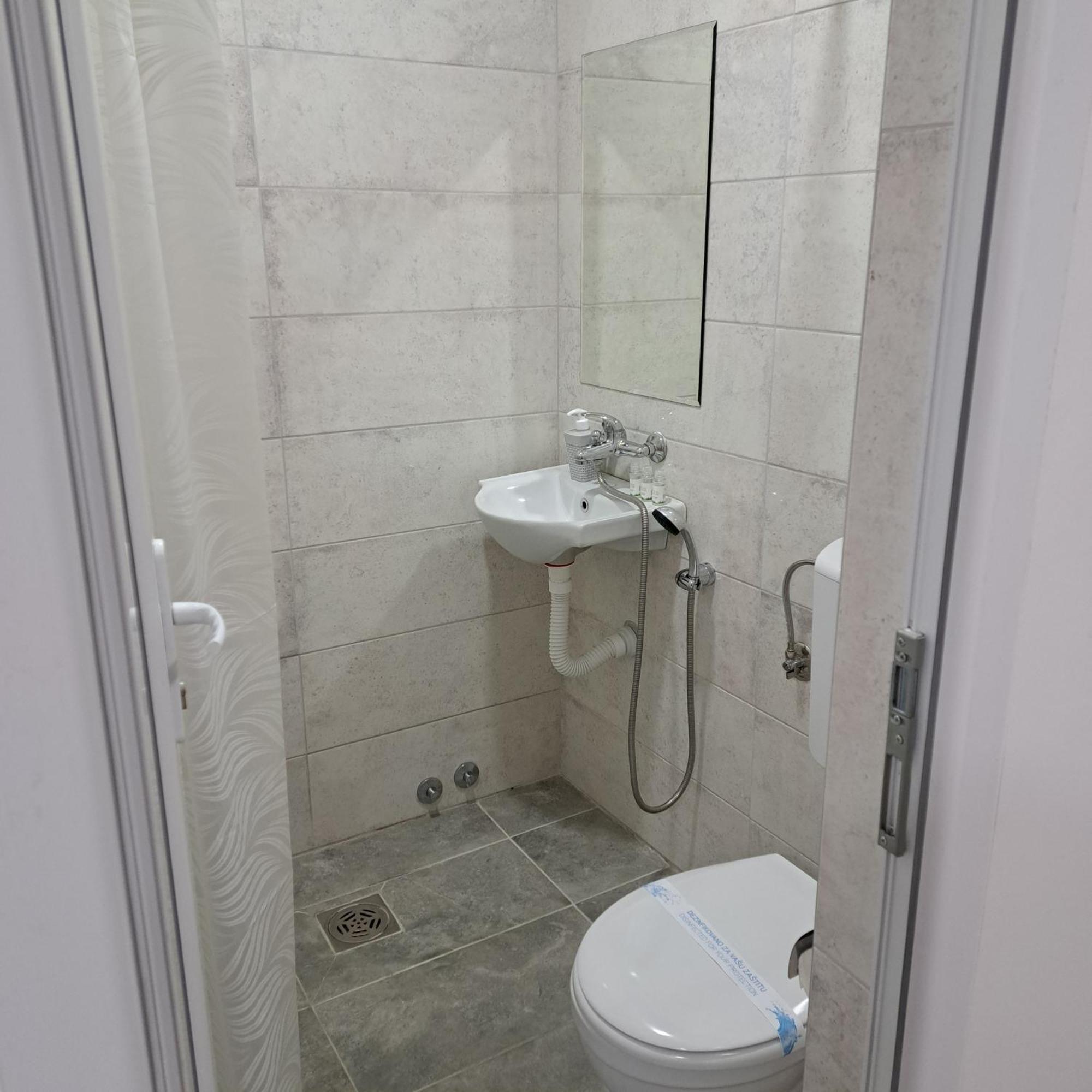 Libero Apartmani Surčin Exteriör bild