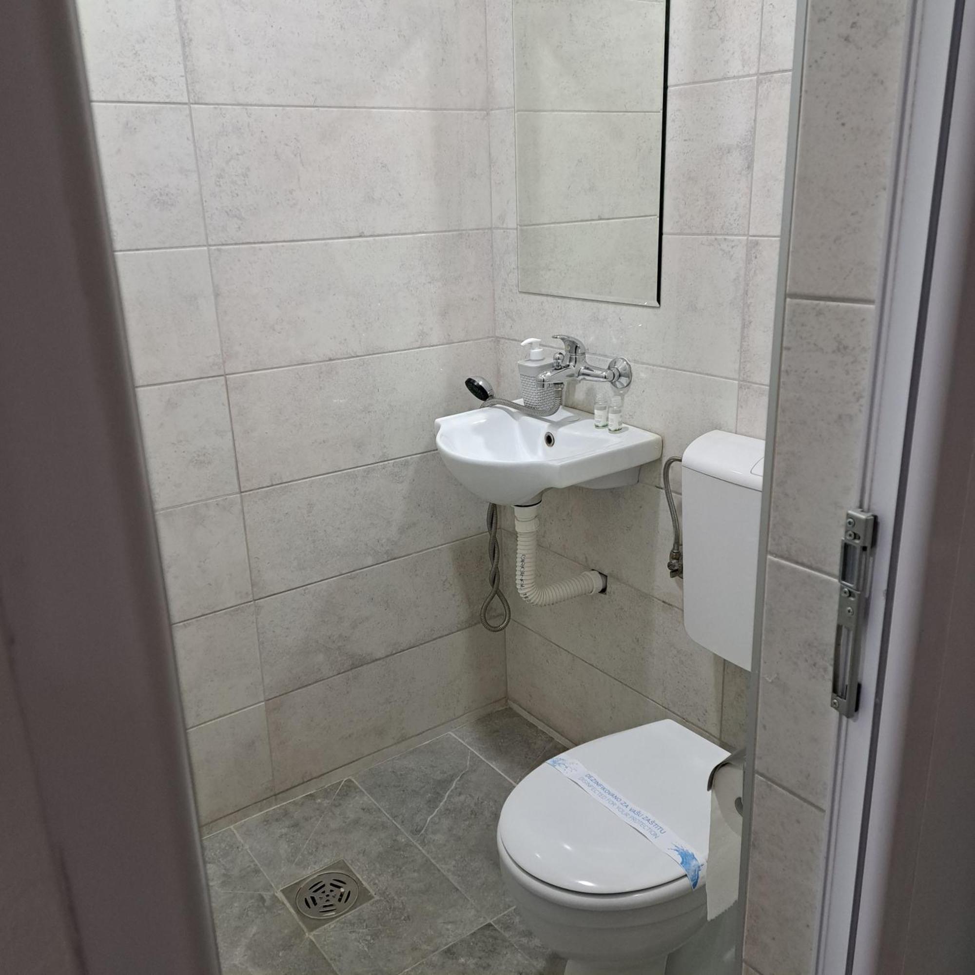 Libero Apartmani Surčin Exteriör bild