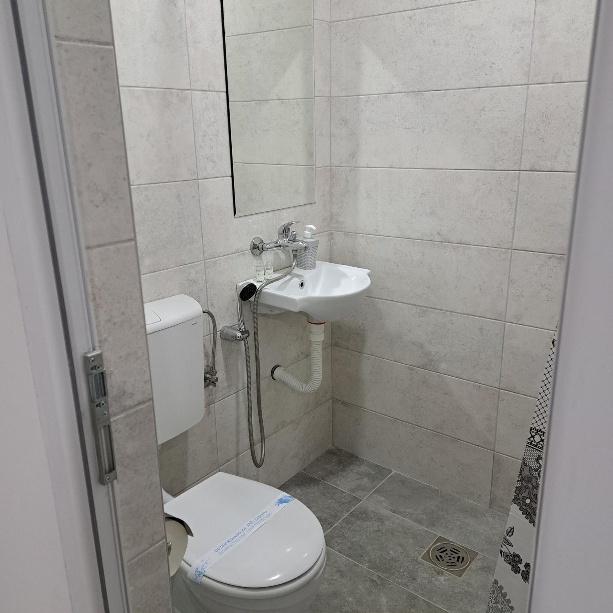 Libero Apartmani Surčin Exteriör bild